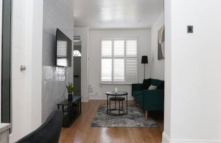 Modern 2 bed house in Enfield with private driveway parking - Photo 3