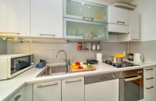 Cityscape Comfort Apartment With Garage - Happy Rentals - Photo 12