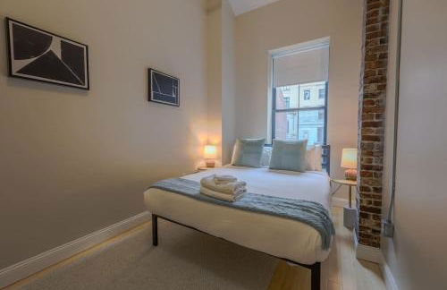 Stylish Exposed Brick 3 Bedroom - Photo 13