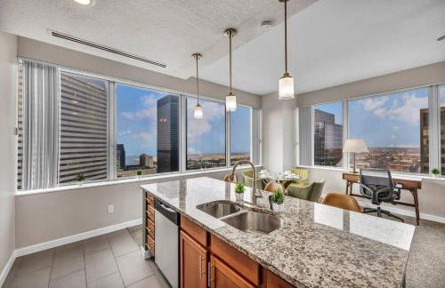 Luxury 21st Floor Penthouse | Great Downtown VIEWS - Photo 24