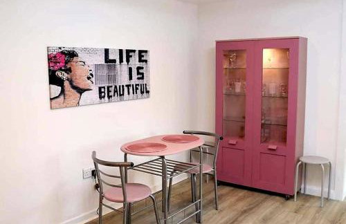 The Cabin with optional Hot Tub Projector DEPOSIT REQUIRED FOR PROJECTOR - Foto 5