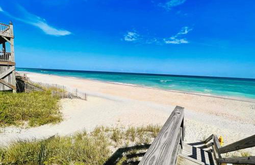 Close to Beach - 5BR Coastal Retreat - Sleeps 10 - Photo 1