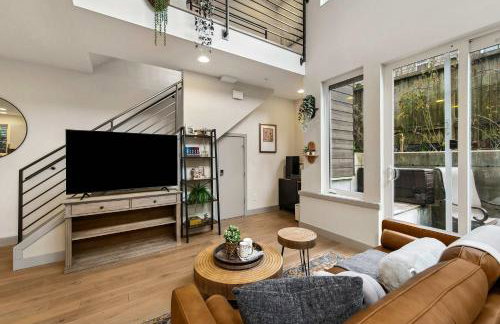 Lake & City View Modern Retreat w AC - Photo 4