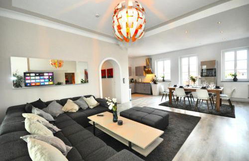 Zentral, am Park mit Parkplatz - Foto 1