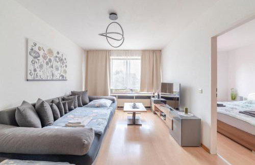 Schöne, möblierte Wohnung mit Balkon und Tiefgarage - Foto 1