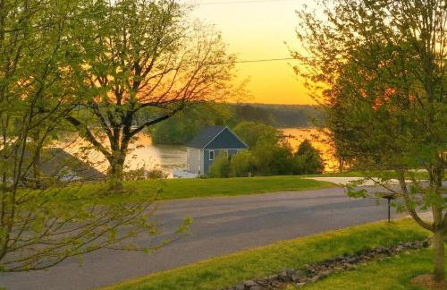 Waterfront Retreat with Spectacular Interior, Jacuzzi and Game Room in NC - Foto 22