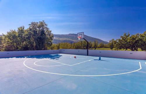 VILLA ALMIC with heated pool, 5 bedrooms, Gaming room, a multi-use playground court - Photo 10