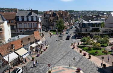 Duplex au cœur de Deauville avec vue imprenable et parking privé - Photo 1