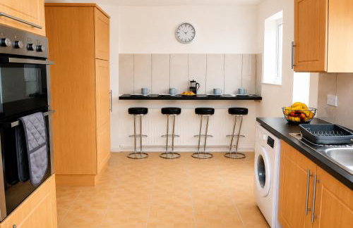 Large Home - Free Parking-WiFi By Hinkley Homes Short Lets & Serviced Accommodation - Photo 17