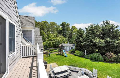 Stay 1 Block from Ocean at 7-Bed Retreat with Yard, Deck and Game Room, Host Up to 22 Across 16 Beds, Gas Fireplace, Gas Grill, Ample Parking, Walk to Menauhant Beach, Perfect for Family Getaway, 24 Hr Hospitality - Foto 39