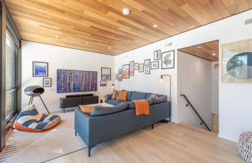 Modern Eco Retreat with Hot Tub and Views - Foto 42