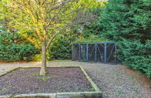 Spacious 6-Bed Home Sleeps 12, Near Highfields Park - Photo 32