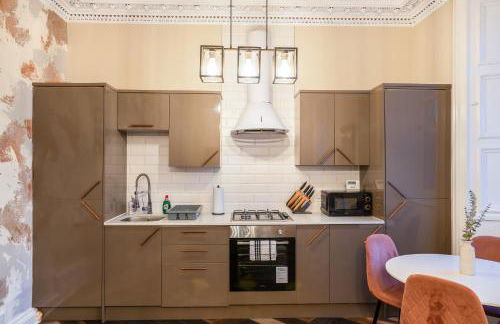 Cosy 2-Bed Flat with Free Parking-by Holiday Homes - Foto 3