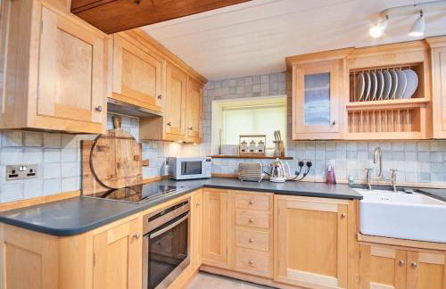 North Lodge - 17th Century Gate Cottage at Hassop Hall - Photo 7