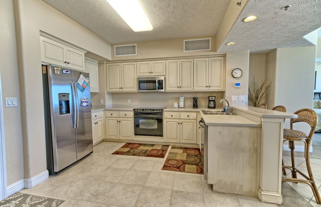 Beautiful Beachfront Condo with Pool View - Unit 0203 by RedAwning - Foto 15