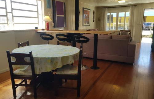 CASA FULL, CENTRO, 130m quadrados, 9 Pessoas, Wi-Fi, 3 Qtos, Churrasqueira e Apetrechos, Cozinha-Sala Integrados, 2 Banheiros, Varanda e Jardim, Garagem Coberta, Estac Interno 3 Carros, Lareira de Alta Performance e Fogão de Ferro, Área nos Fundos - Foto 16