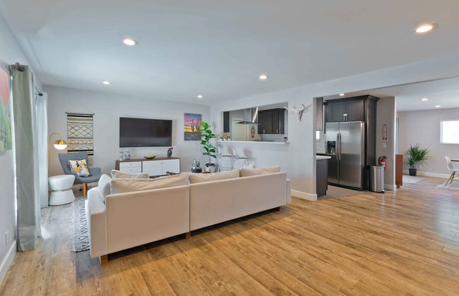 Modern Home w Private Pool Spa Pets Welcome - Photo 5