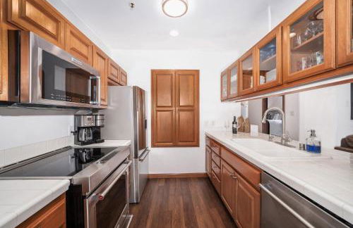 10-Star Property! Premium Ocean Views, Immaculate Corner Condo with Fireplace, New Golf Cart - Foto 14