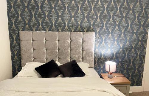 Lovely Spacious House Family & Contractor Friendly 3 Bedroom Near Leeds Centre Sleeps 8 - Foto 10