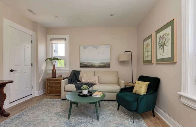 Casa Leslieville - 2BR Suite w LRG Patio - Photo 11