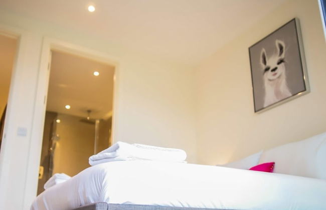 Thames View 2 Bed Apartment With Balcony - Photo 3