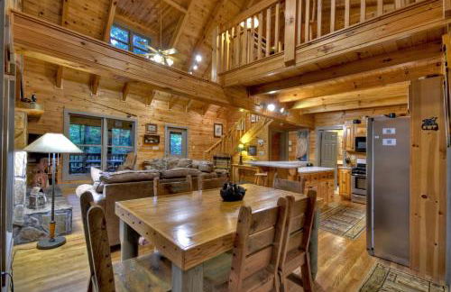 K6 Lodge Gather around the firepit soak in the hot tub and splash in the creek - Foto 6