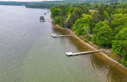 Waterfront Torch Lake Cottage with Dock and Fire Pit! - Foto 35