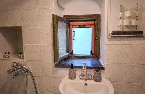 Calm Wood & Stone Home with View, Chios - Foto 16