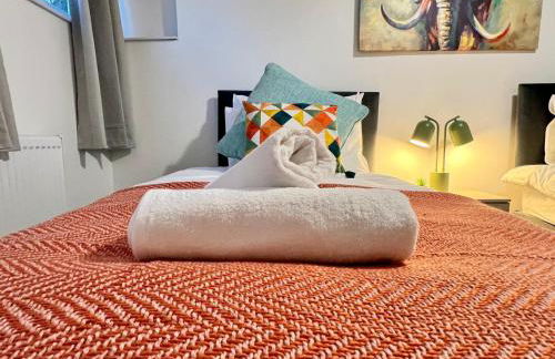 Borage House- Crawley,3BR House, Wifi, Parking, Close to Gatwick Airport, Contractor friendly, short and long term stays welcome - Foto 13