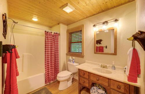 Private Cabin on 2 Acres Hot Tub, 10 Mi to Boone! - Foto 16