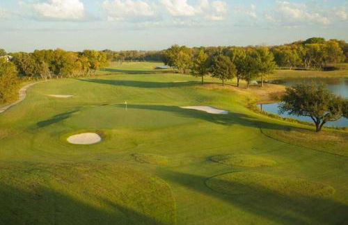 Centrally-Located 1BR Suite with Resort Pool View - Foto 12