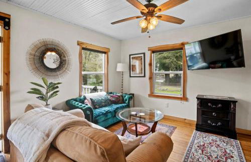 Mt Rainier Retreat with Spa Bathroom-Hot Tub-Fireplace - Foto 19