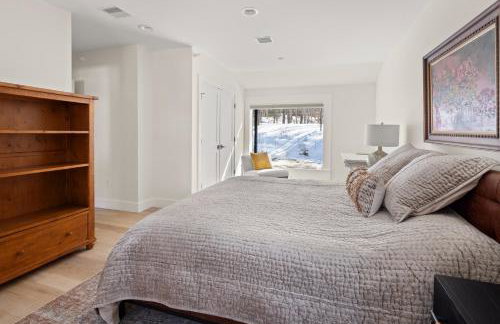 New & Modern Townhouse Close to Skiing, Brand New Hot Tub - Photo 32