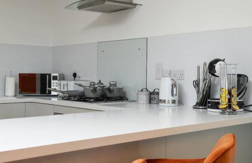 Luxury 2 bed, Central, Free Parking, Smart TV By Valore Property Services - Photo 16