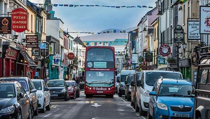 Bus touristique dans les rues de Killarney