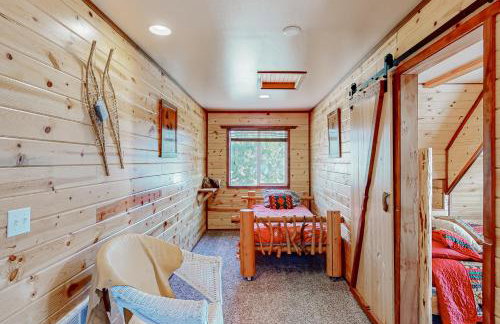 Rustic Cabin with Decks and Hot Tub in Garden Valley! - Foto 13