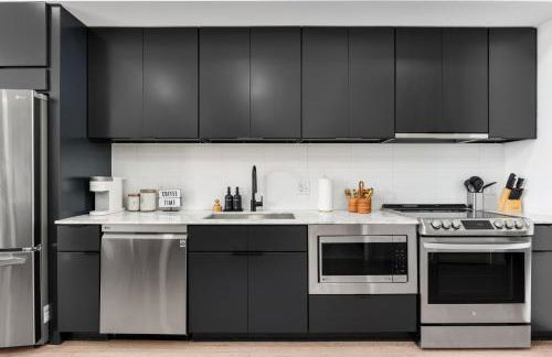 River View High-End Condo with Private Patio and FREE Parking - Foto 16