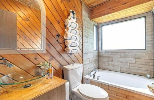 Cabin Retreat with Hot Tub - Foto 4