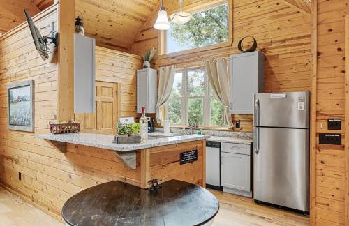 Romantic Cabin w Rain Shower & Spa Tub - Photo 15