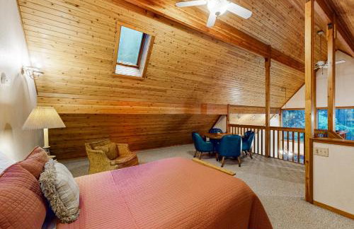 Redwood Rest Getaway - A-Frame with Hot Tub & Deck - Foto 19