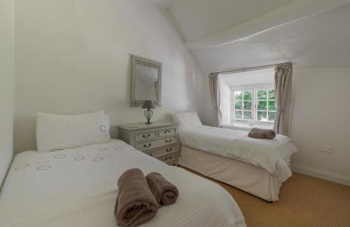 Putsborough Manor 3 Self Catering Cottages with Beach a short walk, dog friendly all year, On site Tennis, Play Area, Paddock, Spa baths, BBQ, Private Gardens, Superfast WIFI - Photo 56