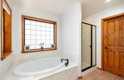 Chalet in the Pines Spa Game Room Wraparound Deck - Foto 37