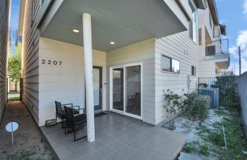 3BR/3.5BA Three Story East Downtown TownHouse with view - Photo 27