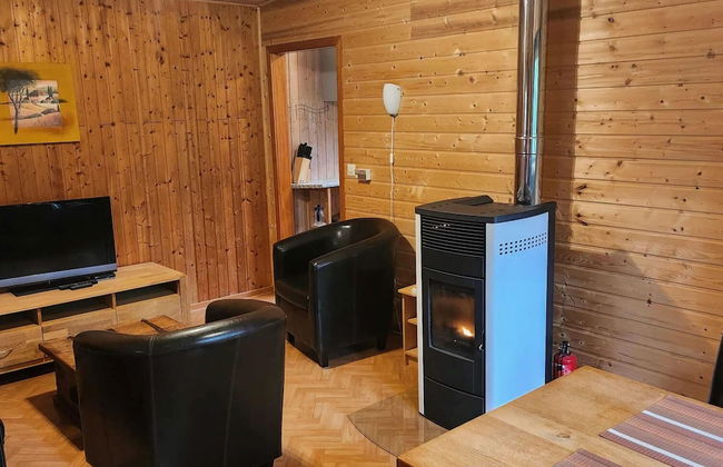 Tidy Furnished Wooden Chalet near Forest - Foto 5