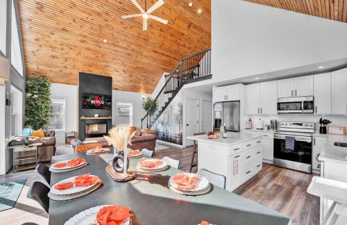 Chalet with Hot Tub, Game, Movie Room, Lake and Pool Access - Foto 11