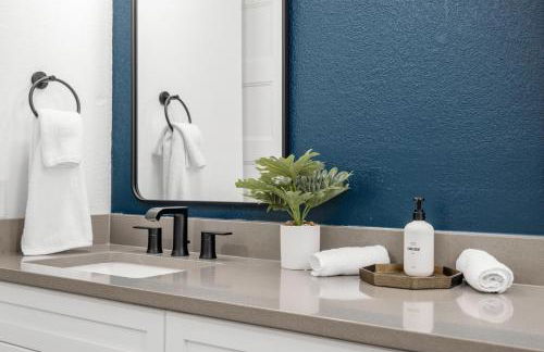 Relaxed Hillside Retreat with Hot Tub and Skyline Views - Foto 36