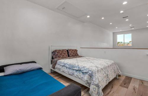 Chic Loft Style 1-Bedroom With Balcony and view of Hollywood Sign - Photo 15