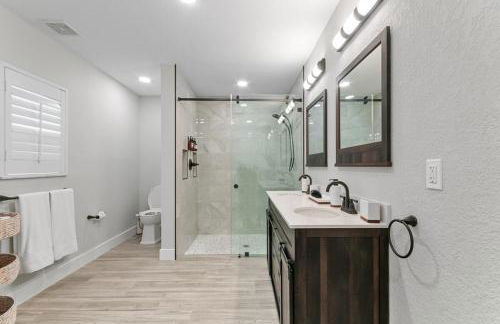 Modern Luxury Retreat in Naples - Photo 3