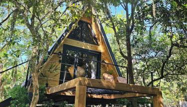 Um chalé e um riacho no meio da natureza - Foto 1