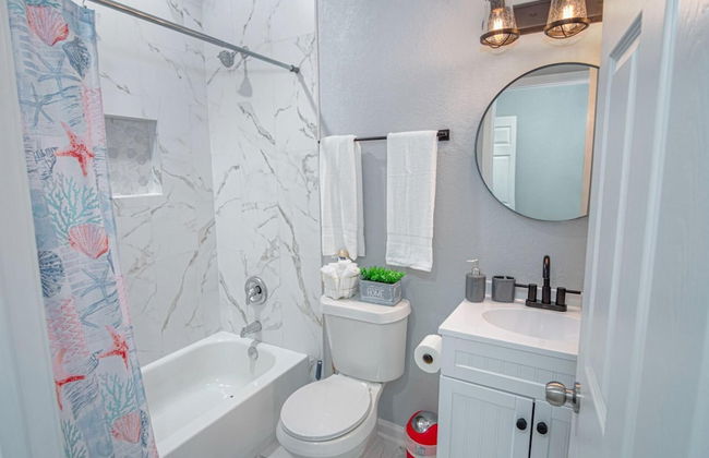 Newly Remodeled 4BR 2BA Near Amazing Downtown - Photo 18